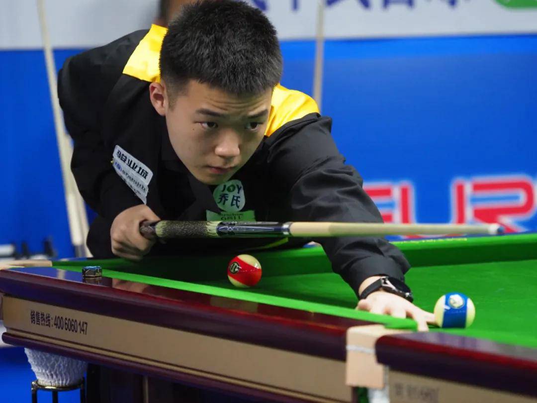 足球场上从 足球场上从