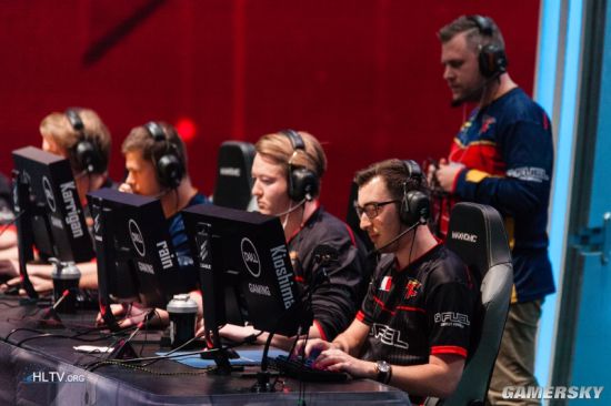 人在两出局 人在两出局